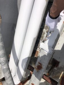 水道管保護パイプ塗装工事　錆止め塗装